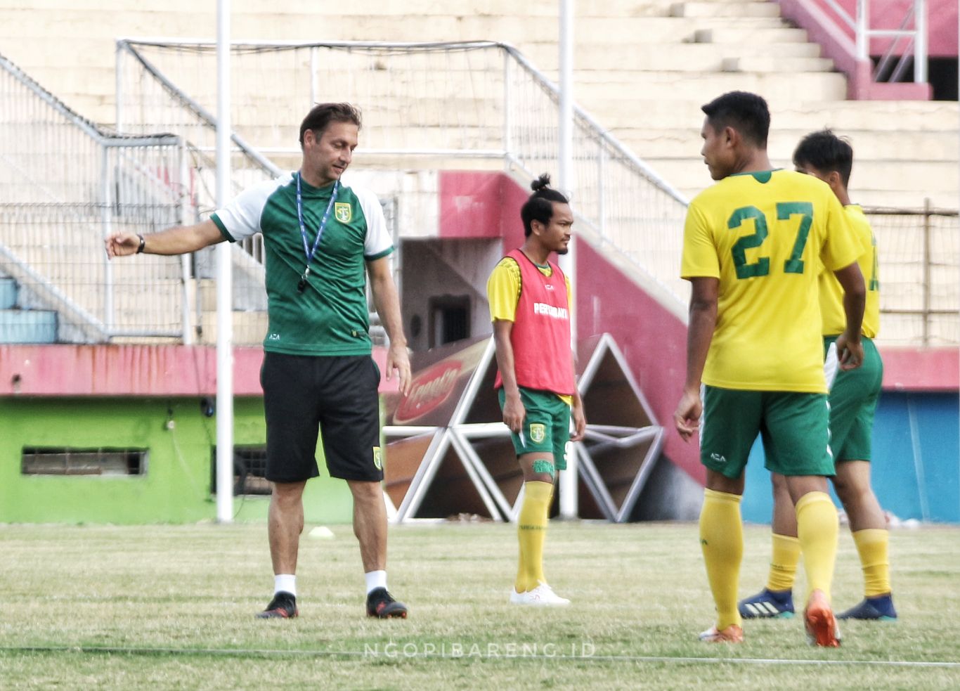 Asisten pelatih Persebaya, Wolfgang Pikal saat memberikan intruksi pada pemainnya. (Foto: Haris/ngopibareng.id)