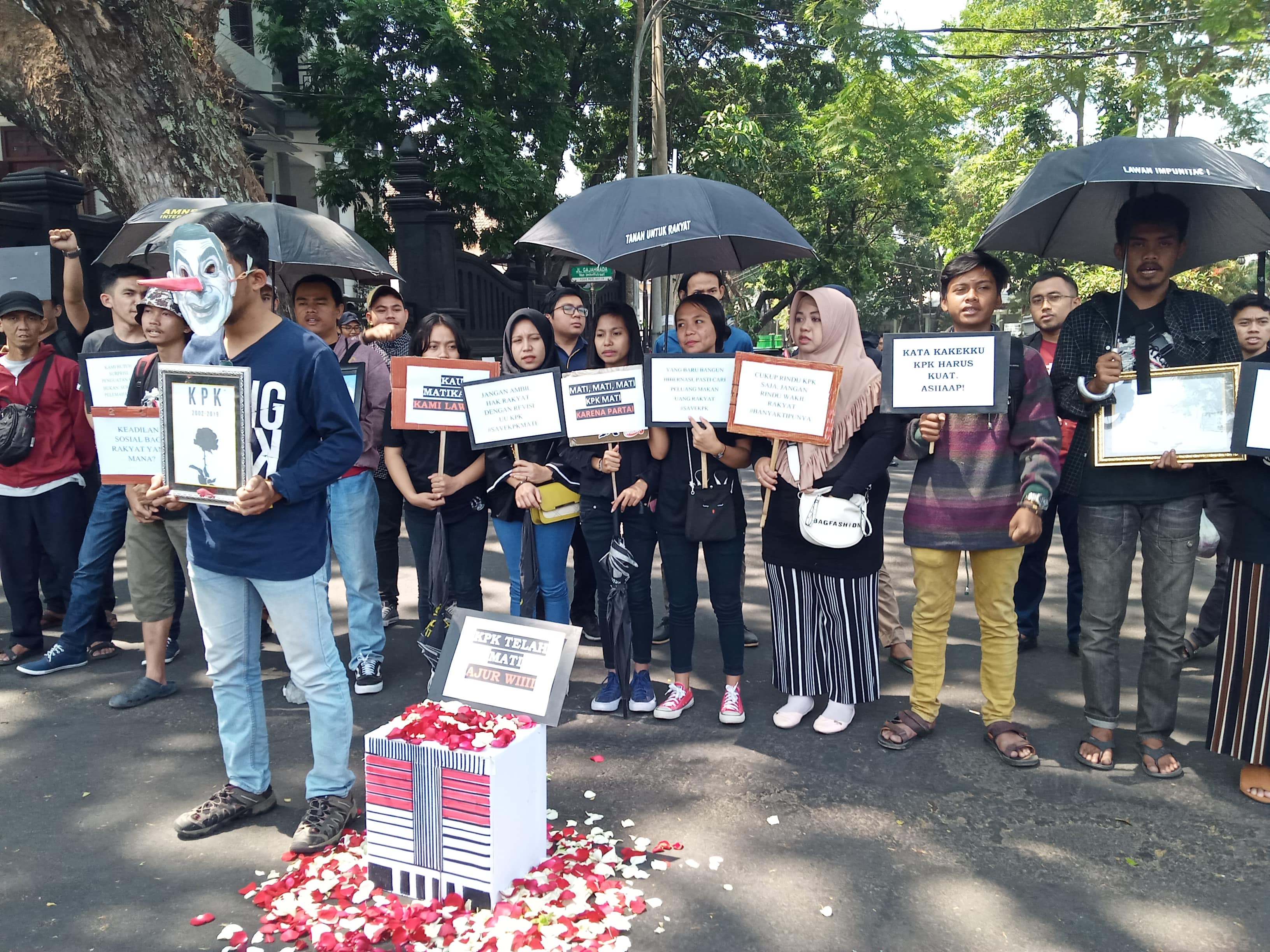 Aliansi Masyarakat Anti Korupsi saat menggelar aksi di depan Gedung DPRD Kota Malang (Theo/ngopibareng.id)