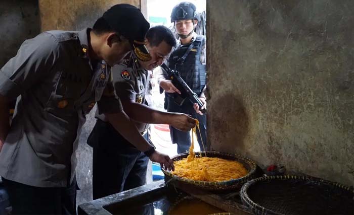 Aparat Polres Cianjur saat memeriksa pabrik mie berformalin di Kecamatan Cikalongkulon, Cianjur, Jawa Barat. (Foto:CianjurToday)