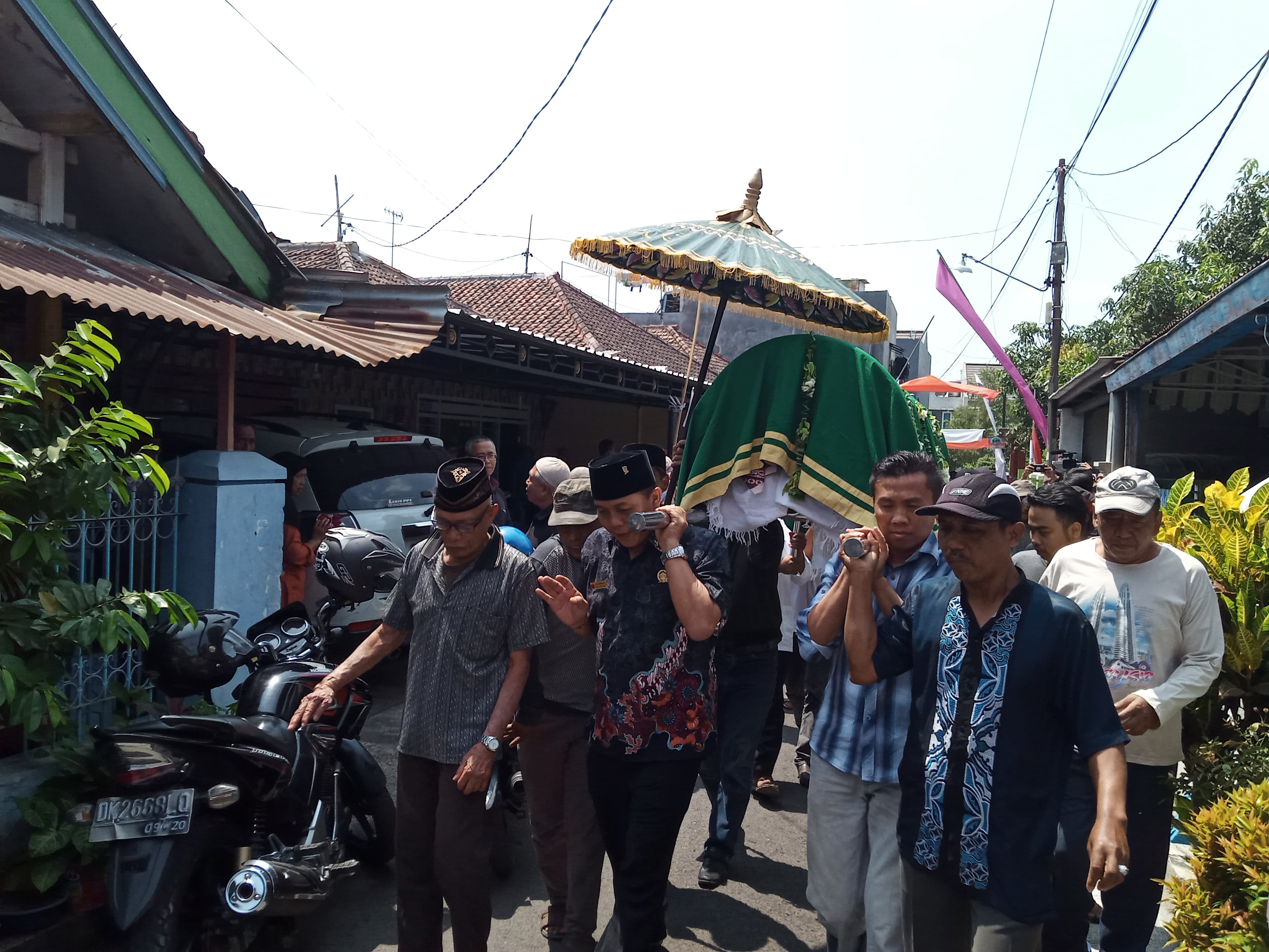 Salah satu jenazah korban miras oplosan saat akan dimakamkan di TPU kawasan Kelurahan Candi Pisang, Kota Malang (Foto: Theo/ngopibareng.id)