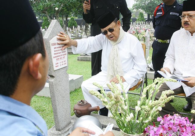 Semasa hidup, BJ Habibie selalu menziarahi makam isterinya, Hasri Ainun Habibie. (Foto: ist/ngopibareng.id)