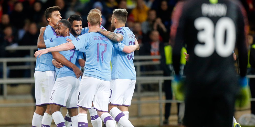 Para pemain Man City melakukan selebrasi usai mencetak gol ke gawang Shakhtar Donetsk. Man City yang bermain tandang menang mudah dengan skor 0-3. (Foto: AFP)