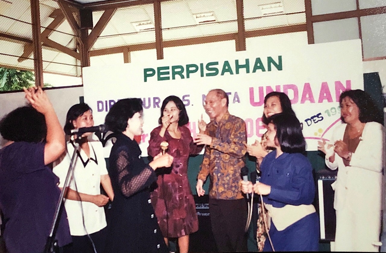 Basoeki di tengah para perawat dan tenaga medis.