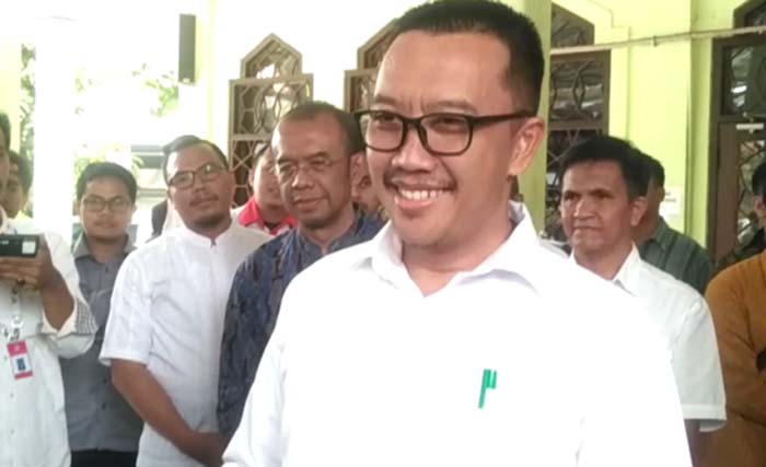 Imam Nahrawi, didampingi Sesmenpora Gatot Dewabroto (kiri), usai shalat Dzuhur berjamaah di Masjid Al Muwahidin di belakang gedung kemenpora. (Foto:Merdeka)