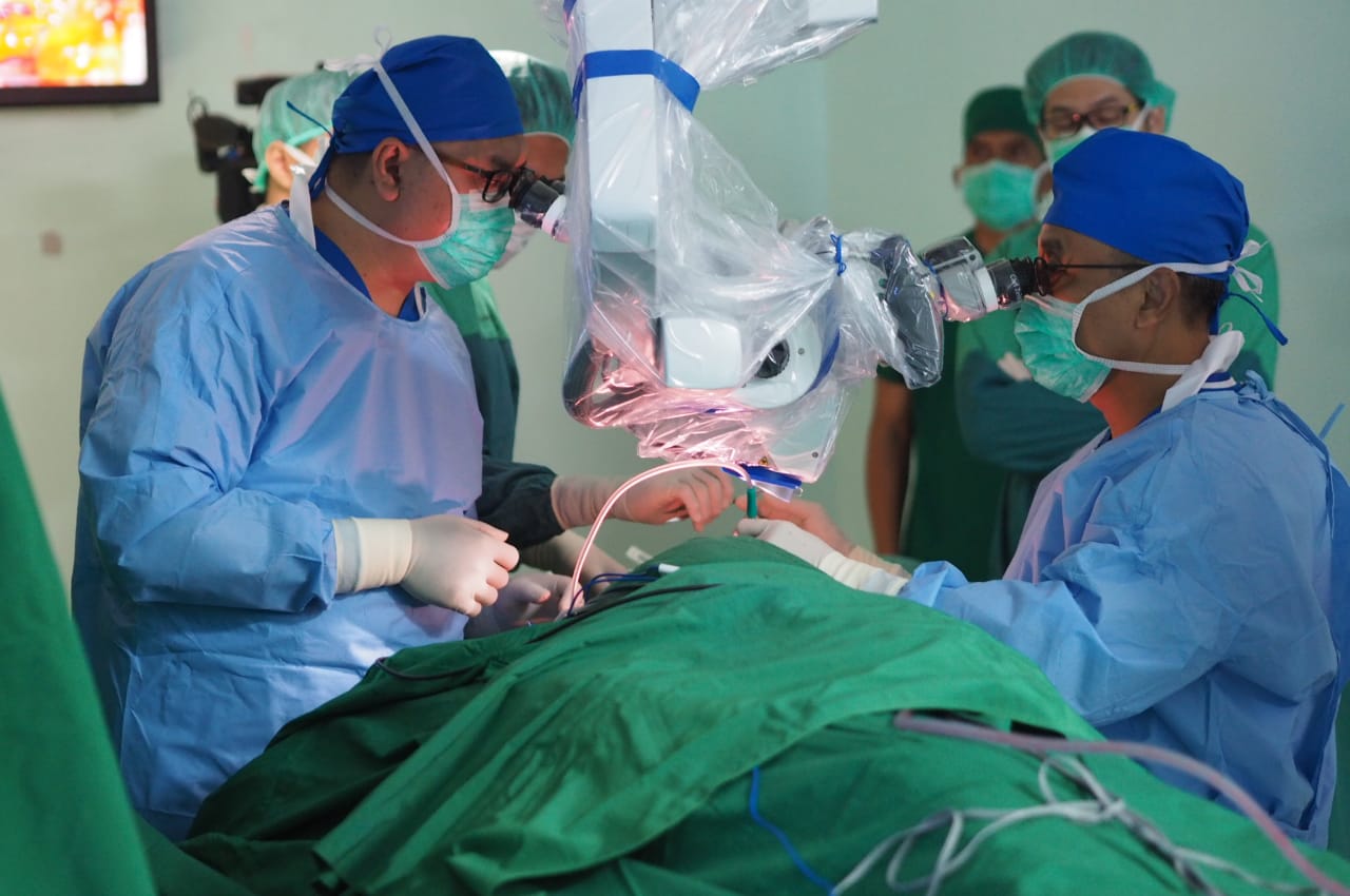 Suasana saat operasi berlangsung yang dilakukan oleh dr. Sofyanto, MD di National Hospital Surabaya (Foto: Istimewa) 