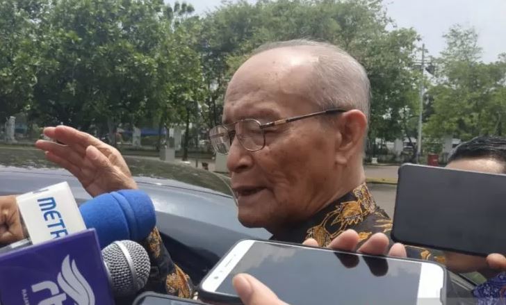 Mantan Ketua Umum Pengurus Pusat Muhammadiyah Ahmad Syafii Maarif di lingkungan istana kepresidenan Jakarta, Kamis 19 September 2019. (Foto: Antara))