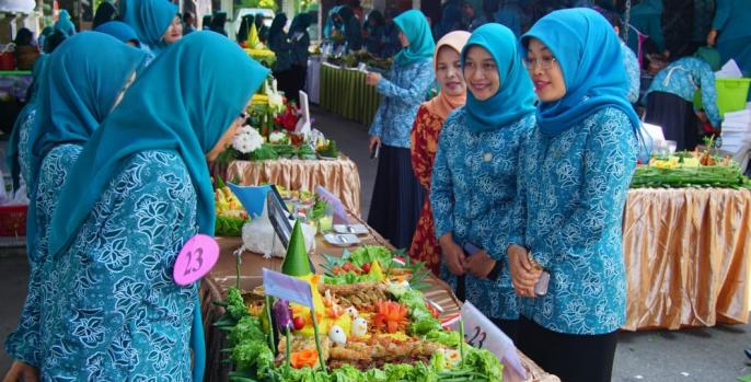 Ketua TP PKK Kabupaten Pasuruan Lulis Irsyad Ymeninjau salah satu peserta lomba menghias tumpeng, Kamis, 19 September 2019. (Foto: Dok Humas)