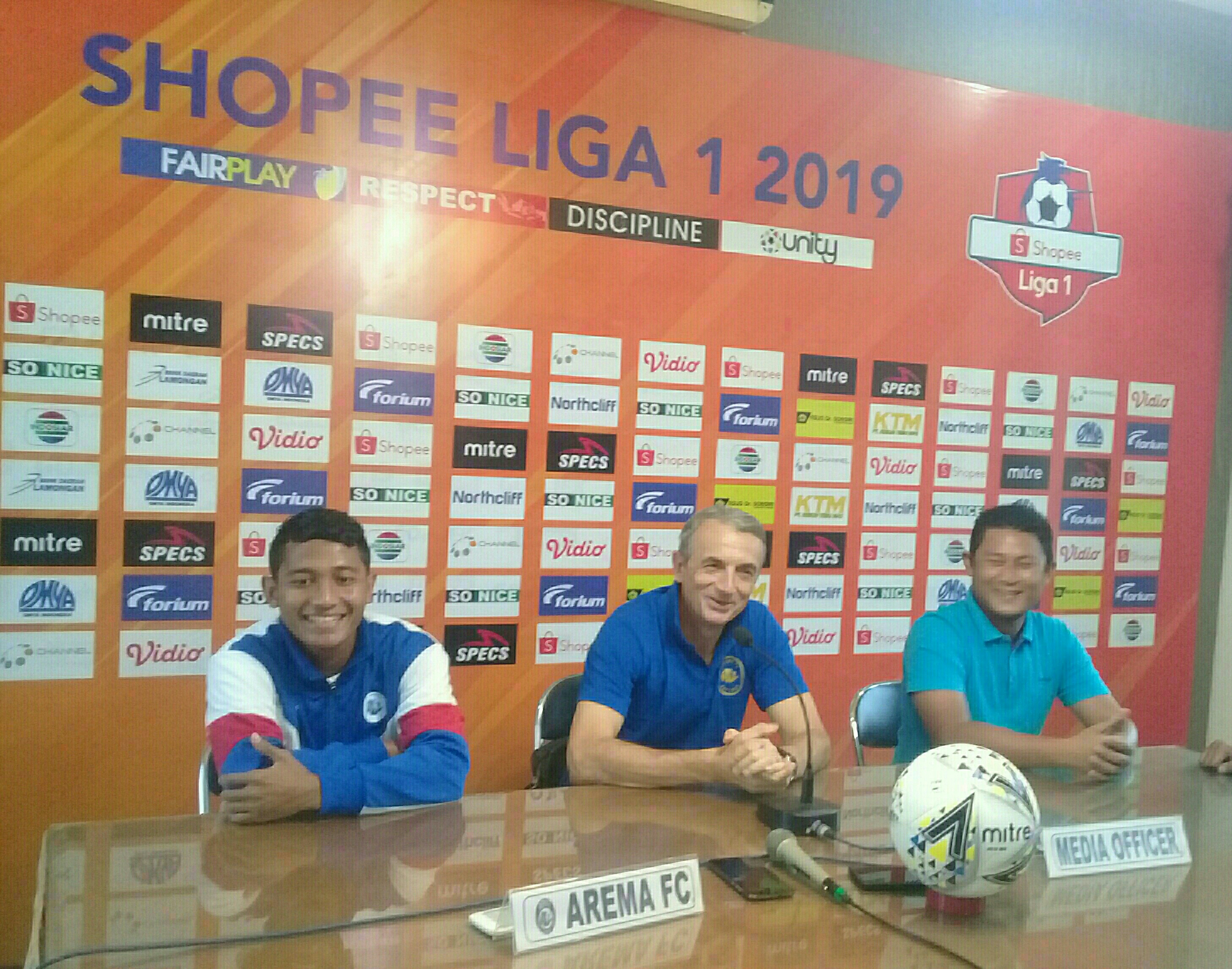 Pelatih Arema, Milomir Seślija, saat jumpa pers jelang Derbi Jatim lawan Persela. (Foto: Nasih/ngopibareng.id)