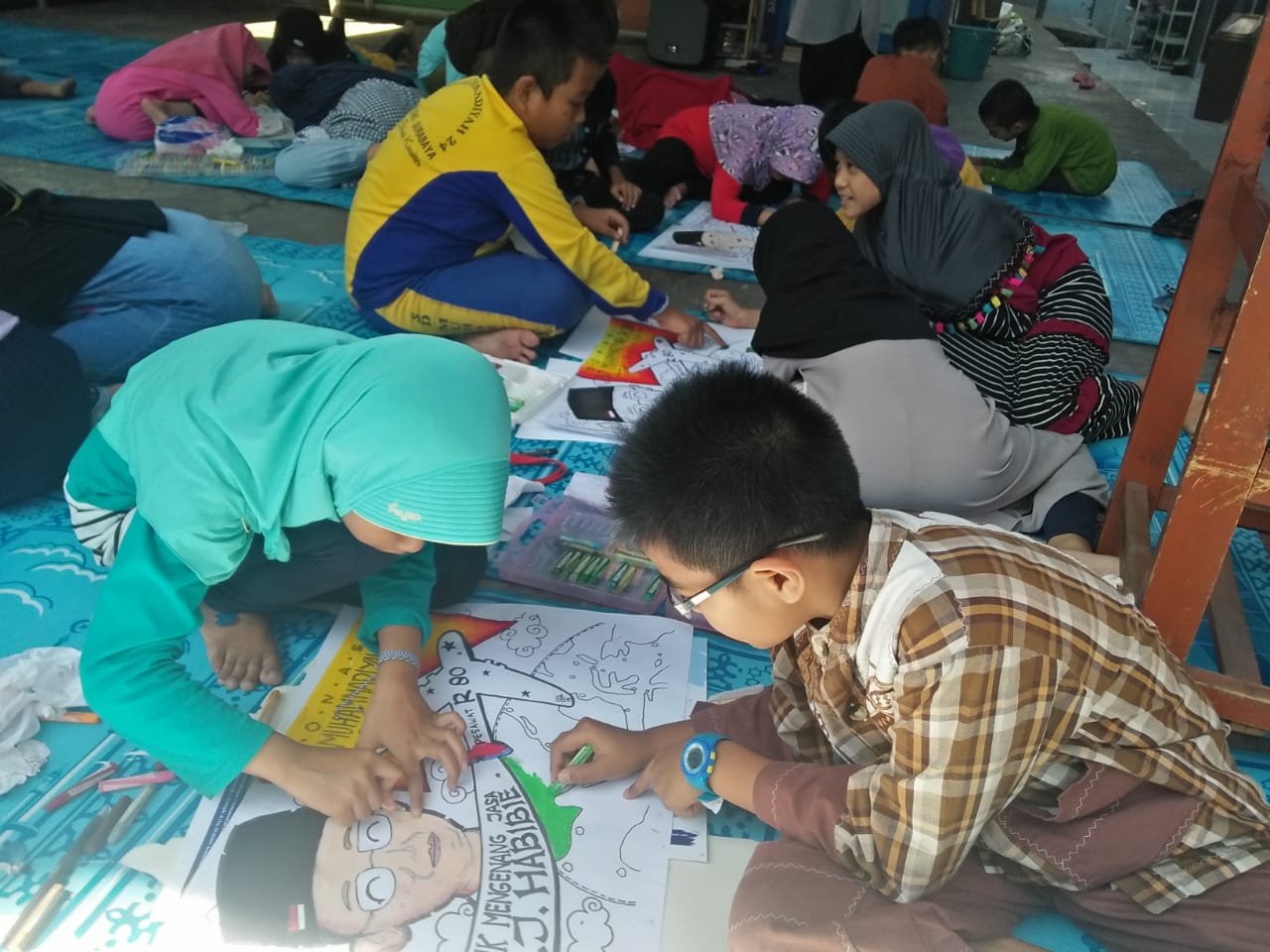 Siswa SD Muhammdiyah 24 Surabaya mewarnai karikatur BJ Habibie dan pesawat R80. (Foto: istimewa) 