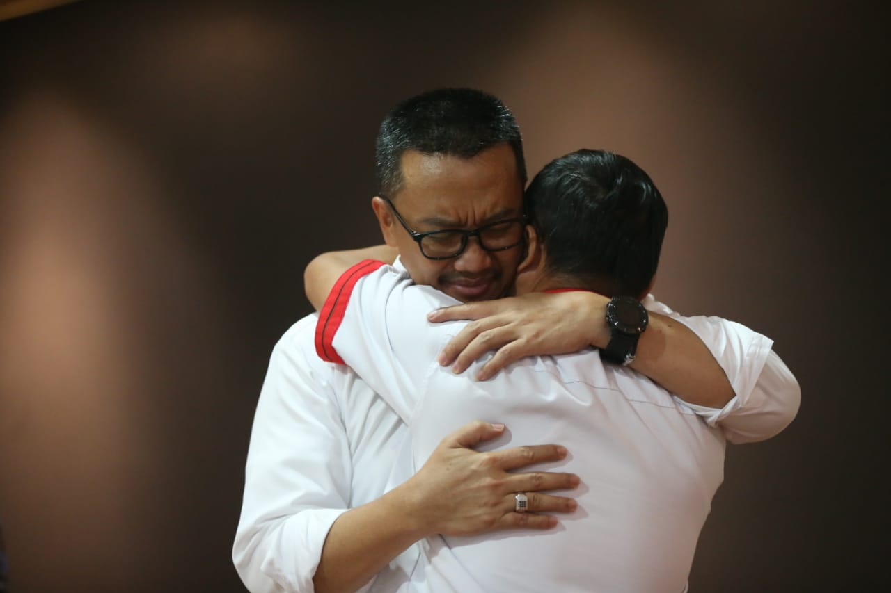 Menteri Pemuda dan Olah raga Imam Nahrawi memeluk salah satu staf Kemenpora saat pamitan di Wisma Menpora, Kamis, 19 September 2019. (Foto:  Istimewa)