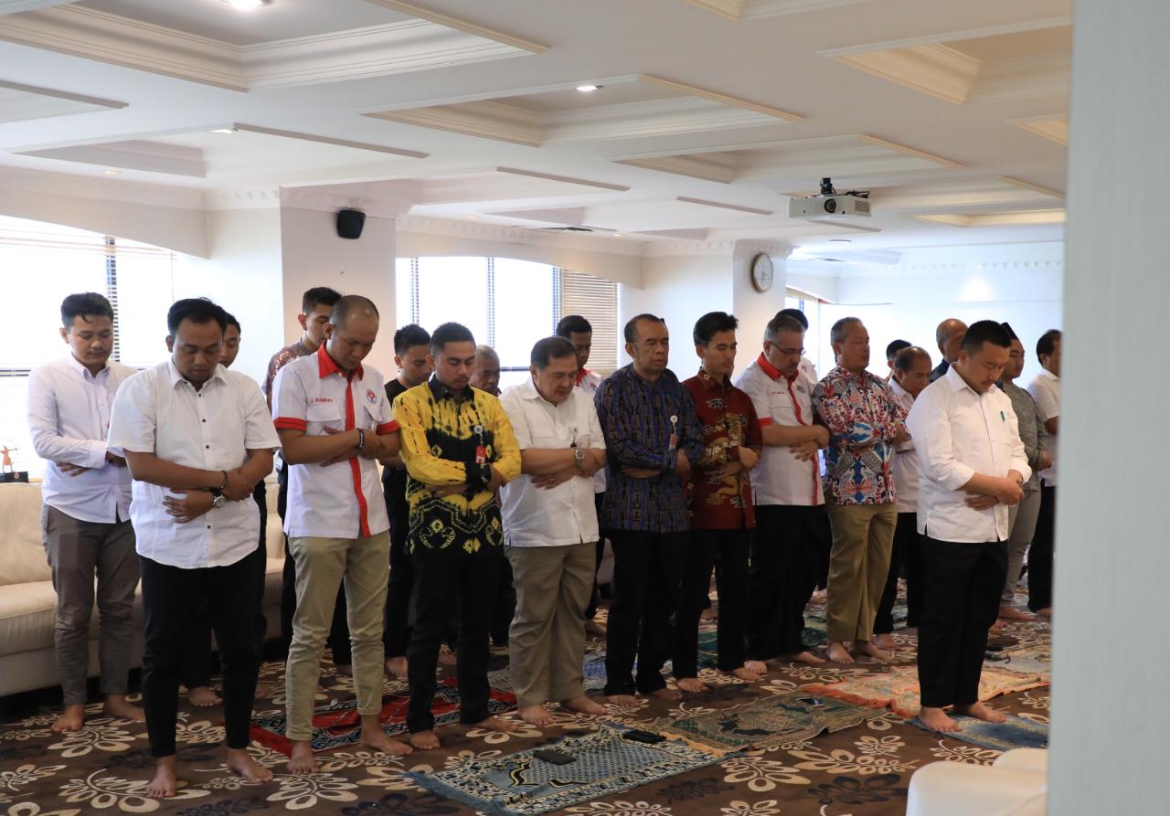 Menpora Imam Nahrawi memimpin salat Asar di ruang kerjanya, Kamis, 19 September 2019. (Foto: Istimewa)