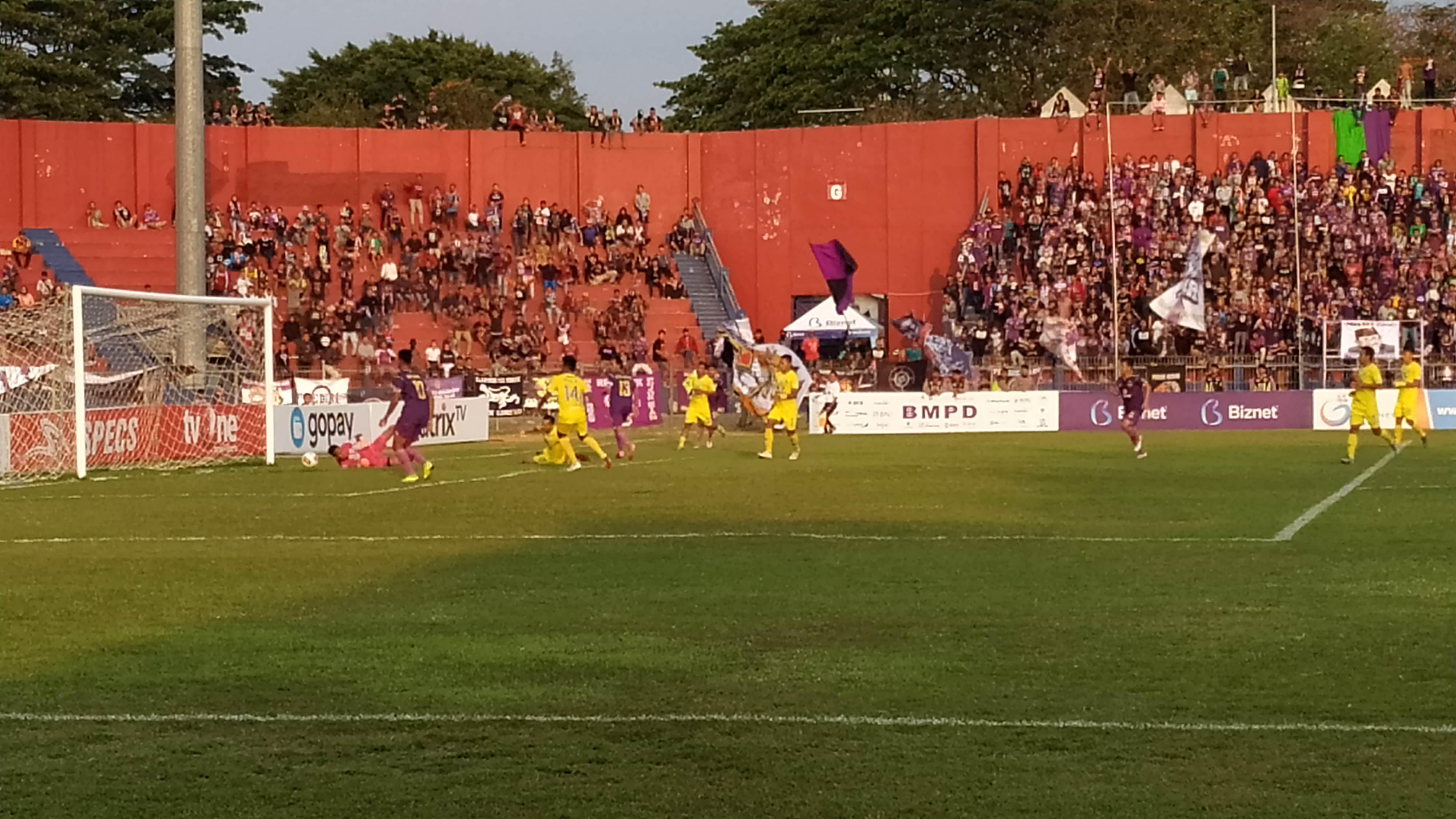 Persik Kediri lumat Persiba Balikpapan 2-0 di Stadion Brawijaya Kediri dalam lanjutan Liga II Indonesia, Kamis, 19 September 2019. (Foto: Fendi/ngopibareng.id)