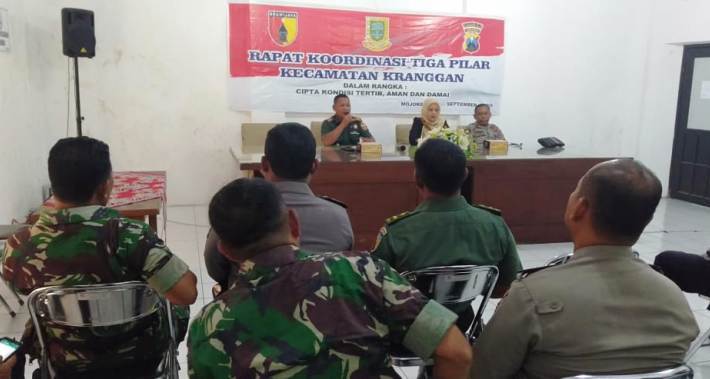 Danramil 0815/19 Magersari Kapten Inf Desto Jumeno Bersama Camat dan Kapolsubsektor Kranggan saat Rakor Tiga Pilar