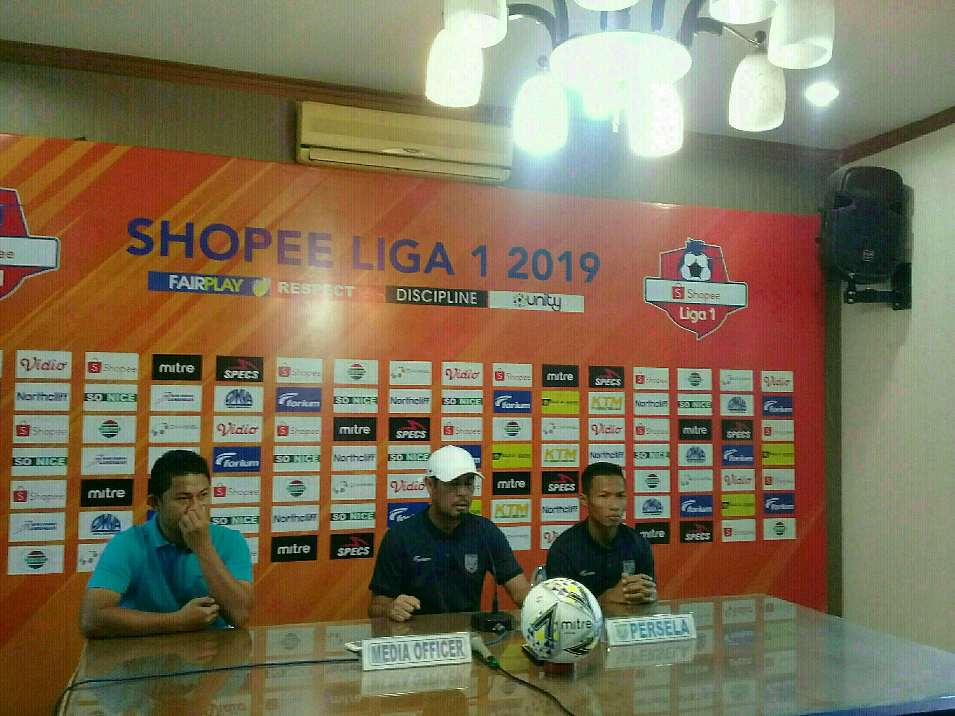 Nil Maizar didampingi Pemain Persela Eky Taufik, saat konferensi pers, jelang lawan Arema. (Foto: Nasih/ngopibareng.id)