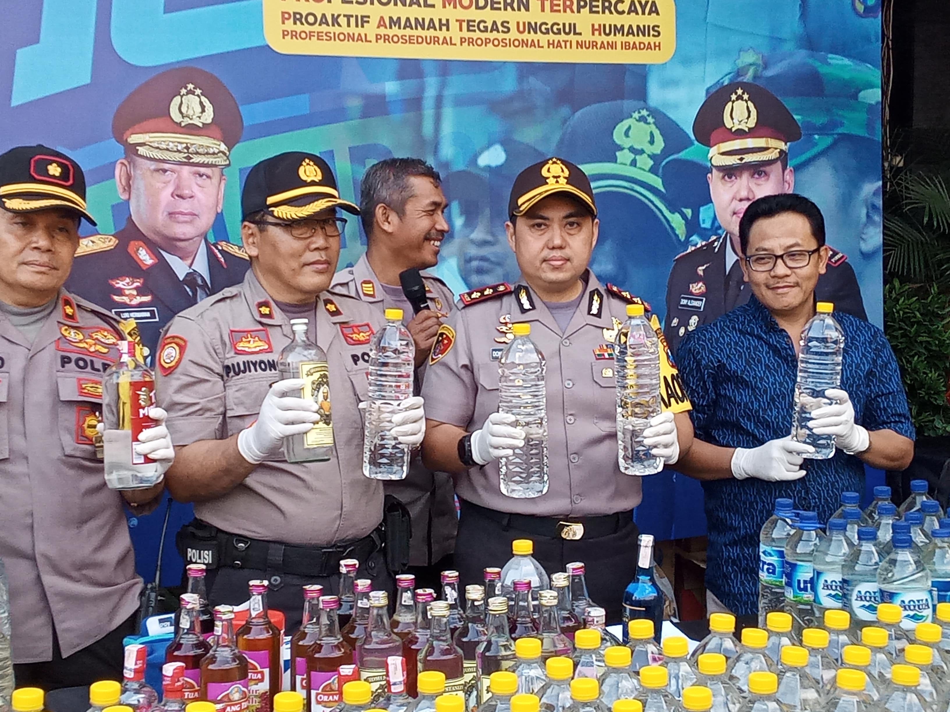 Kapolresta Malang bersama Wali Kota dan Ketua DPRD gelar kasus penyitaan ribuan botol miras ilegal di Mapolresta Malang, Kamis, 19 September 2019. (Foto: Theo/ngopibareng.id)