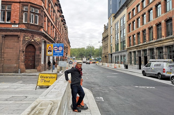 Dahlan Iskan di Victoria St, Liverpool. Bangunan di kanan itu adalah The Shankly Hotel. Sedangkan di kiri The Dixie Dean Hotel