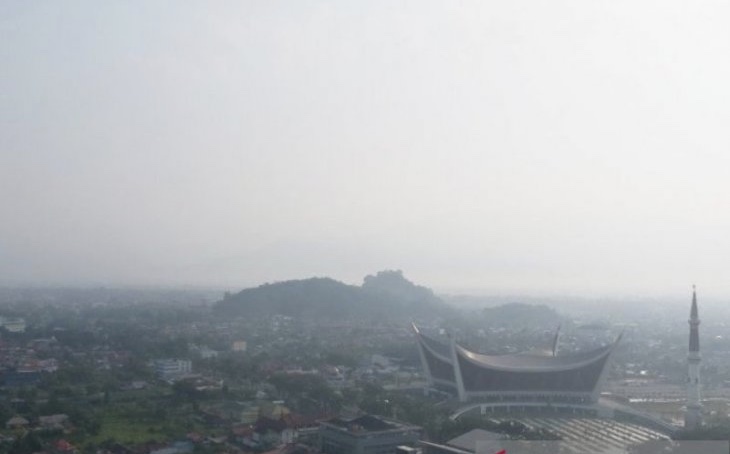 Asap menyelimuti kawasan Sumatera. (Foto: Dok/Antara)