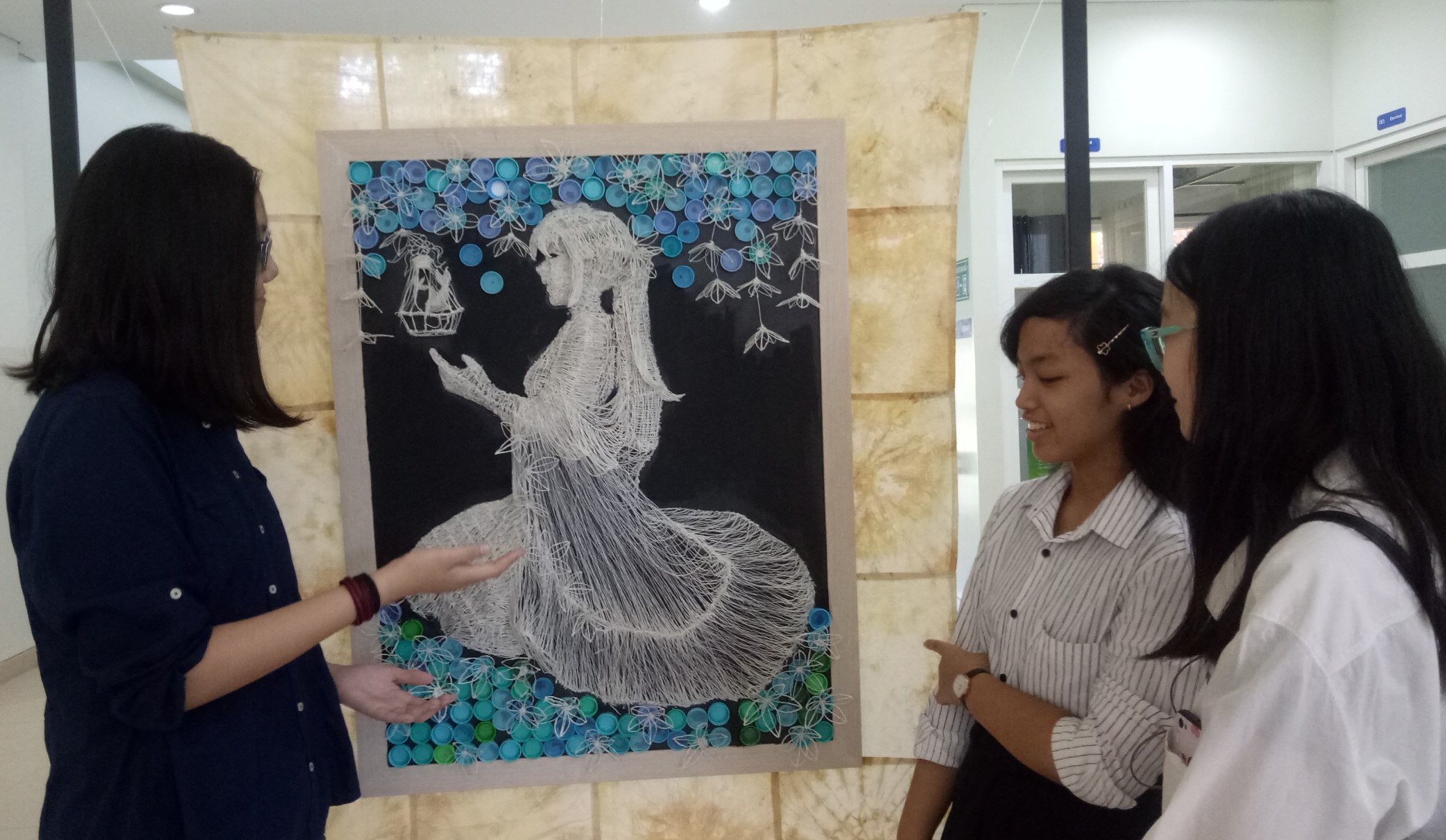 Angeline Budiono, Gracella Natania, dan Joceline Zeeva saat menunjukan karya tiga dimensinya dari botol plastik. (Foto: Pita/ngopibareng.id)