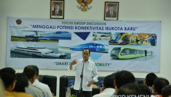 Menhub Budi Karya saat berbicara di Focus Group Discussion (FGD) dengan tema 'Menggali Potensi Konektivitas Ibukota Baru' di Balikpapan, Kaltim, Kamis 19 September 2019. (Foto: Kemenhub)