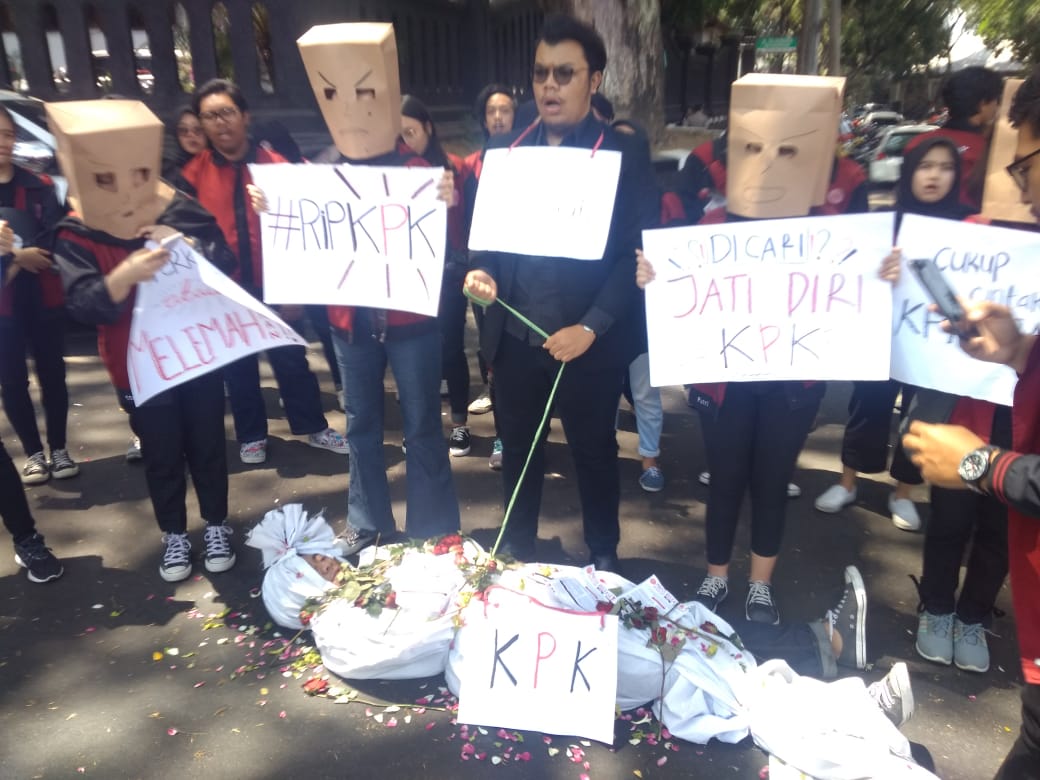 Aksi teatrikal berupa pocong sebagai lambang kematian KPK oleh Formah PK UB di depan Gedung DPRD Kota Malang (Foto: Theo/ngopibareng.id)