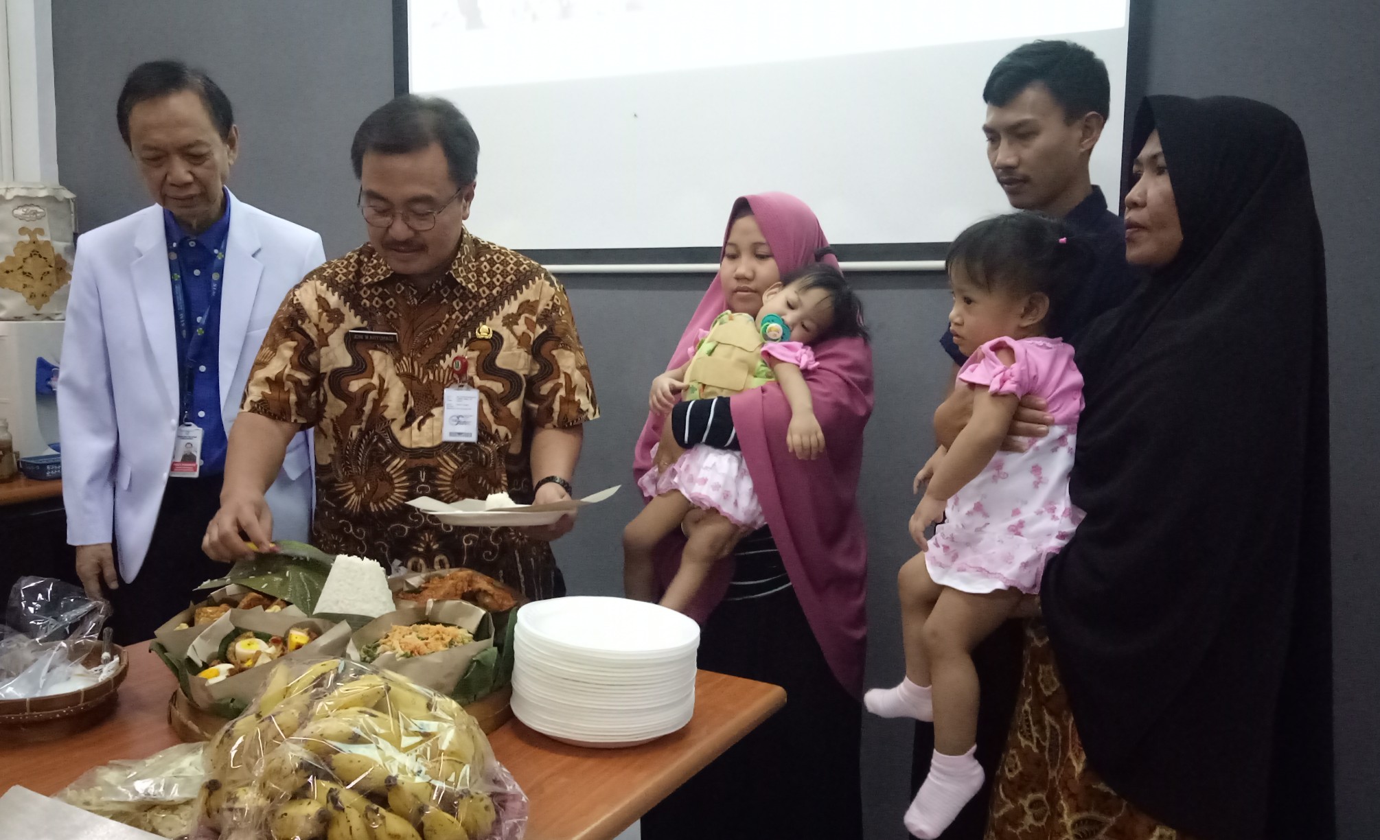 Direktur RSUD Dr. Soetomo, Dr. Joni Wahyuhadi,dr.,Sp.BS dalam acara tasyakuran keberhasilan pemisahan bayi kembar siam asal Kendari, Jum'at, 20 September 2019. (Foto: Pita/Ngopibareng.id)