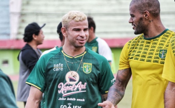 Pemain Persebaya, Diogo Campos saat berbicara dengan David da Silva usai latihan di Stadion Gelora Delta Sidoarjo. (Foto: Haris/ngopibareng.id)