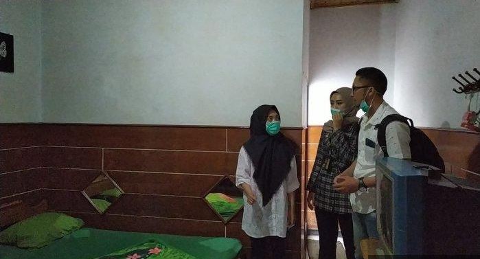 Tersangka V (paling kiri) menunjukkan kamar hotel tempat satu adegan video Vina Garut diambil di kawasan Cipanas, Kecamatan Tarogong Kaler, Kamis 22 Agustus 2019. (Foto: Tribunnewes)