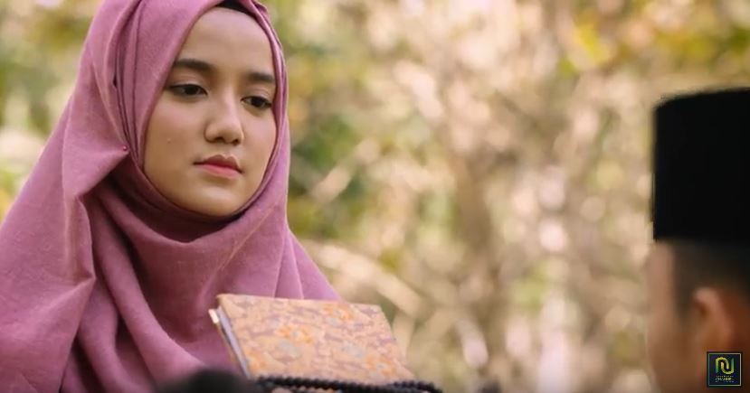 Wirda Mansur tengah beradegan akting dengan Gus Azmi di film The Santri. (Foto: YouTube triler film The Santri)