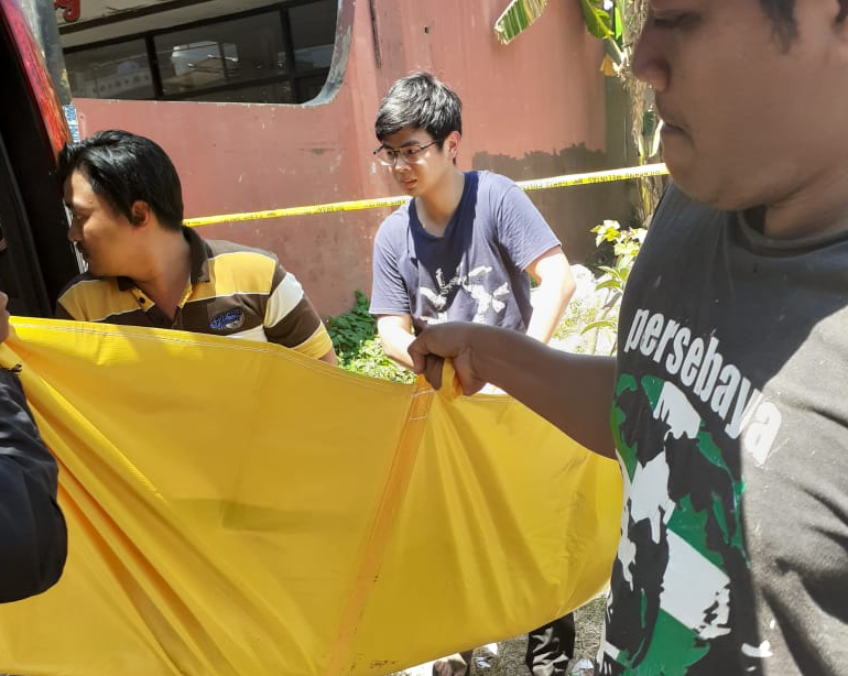 Petugas dan warga evakuasi mayat perempuan dan bayi yang ditemukan sudah dalam kondisi membusuk. (Foto: istimewa) 