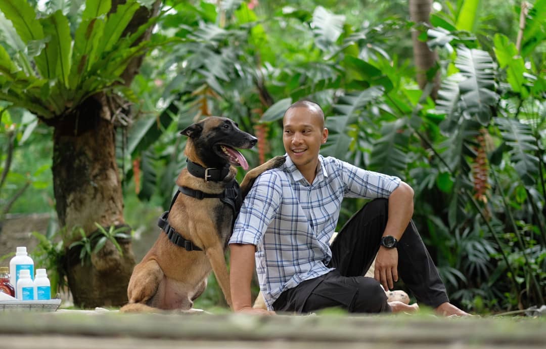 Presenter televisi sekaligus Youtuber Bima Aryo pose bersama Sparta, salah satu anjing peliharaannya berjenis belgian malinois. (Foto: Instagram Bima Aryo)