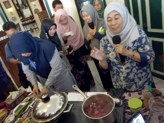 Ida Joyokusumo (kanan) saat mempraktikkan pembuatan minuman khas Royal Secang.