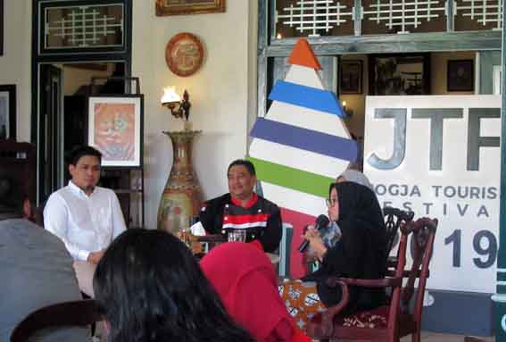 Para pembicara knowledge sharing Gastronomy Tourism di Ndalem Joyokusumo.