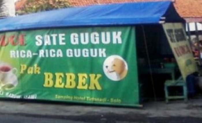 Warung tenda jual daging anjing atau guk-guk. (Foto:Ngobar)