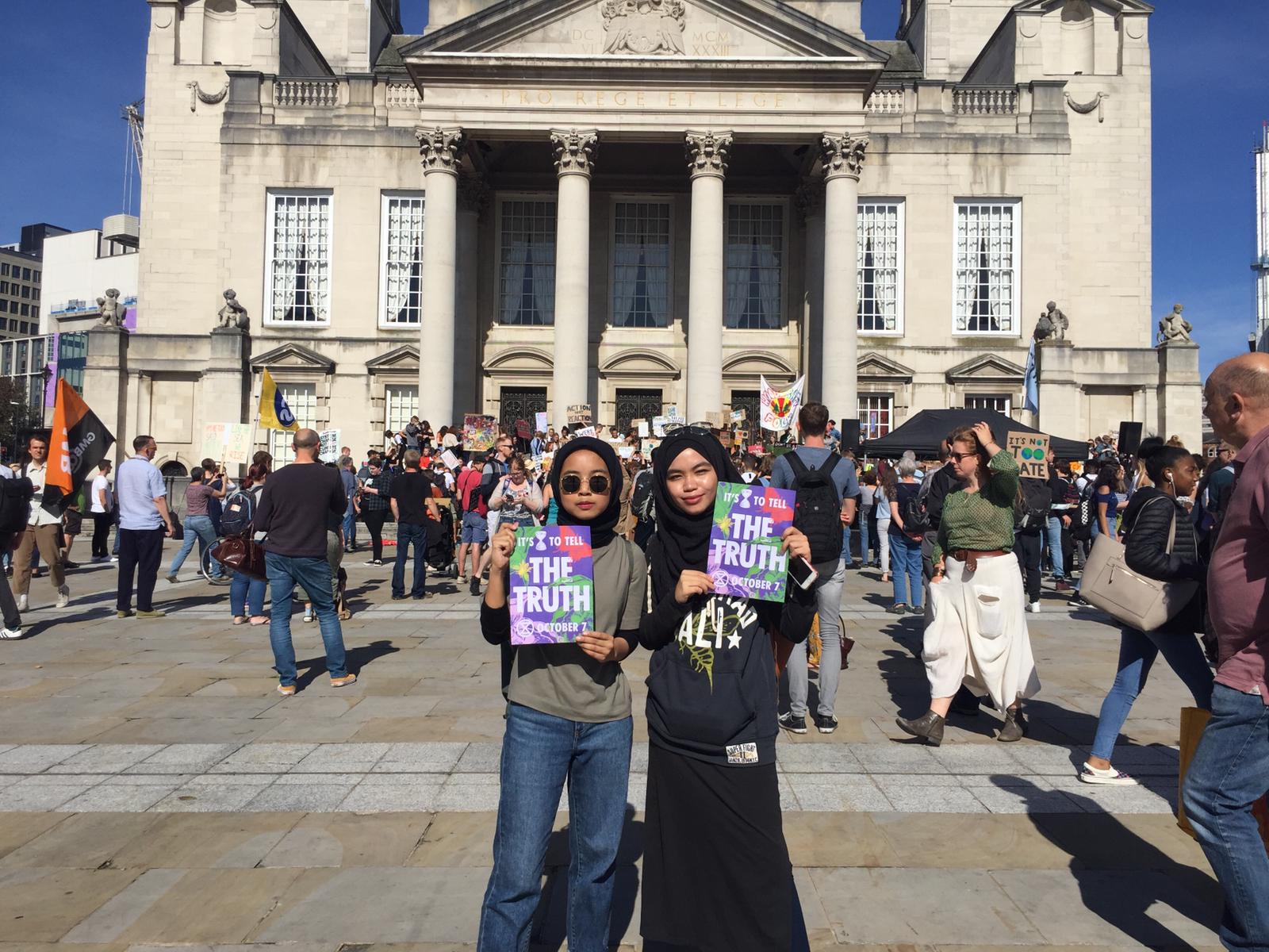 Icha saat mengikuti aksi #SchoolStrike4Climate di Leeds, Inggris. (Foto: dok. Icha)