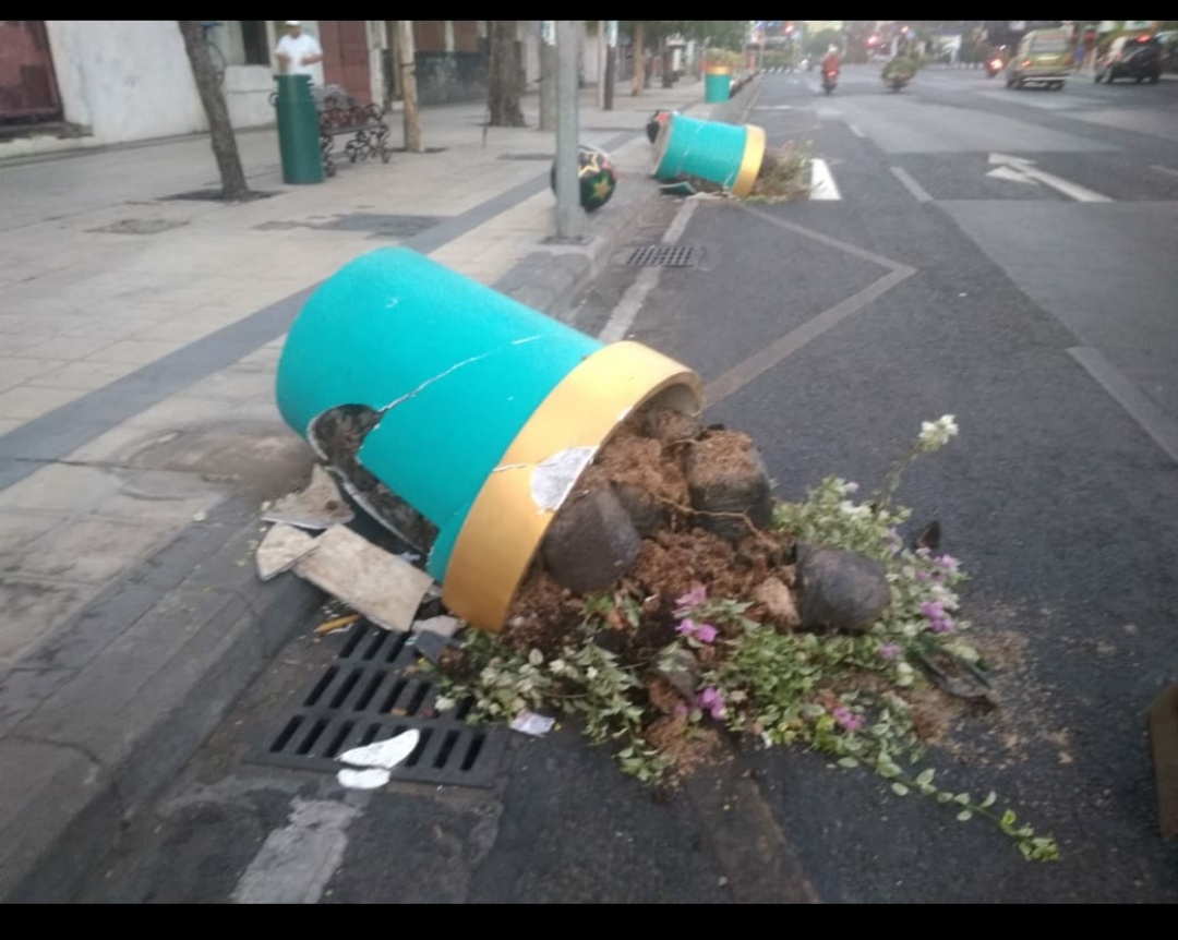 Pot yang pecah di Jalan embong Malang. (foto: istimewa)