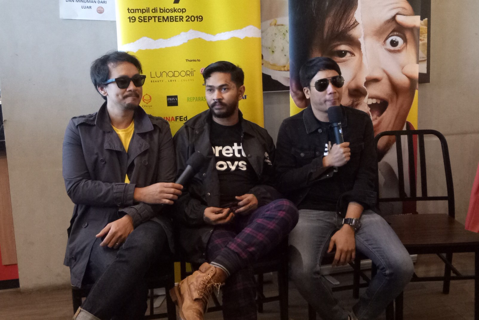 Vincent,  Onad,  Desta para pemain film Pretty Boys saat jumpa pers di Royal Plaza, Surabaya (Foto: Pita/ngopibareng.id)