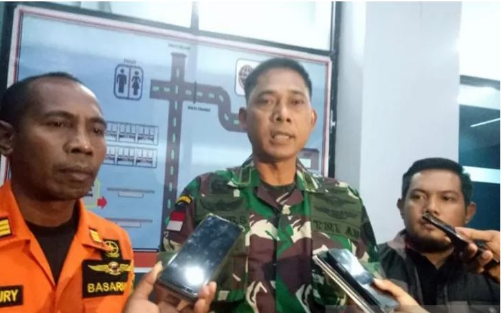 Komandan Lanud Yohanes Kapiyau Timika Letkol Penerbang Sugeng Sugiharto (tengah) bersama Letkol Penerbang Sugeng Sugiharto Monce Brury dan Kepala Cabang Airnav Indonesia Cabang Timika Andi. (Foto: Antara/Evarianus Supar)