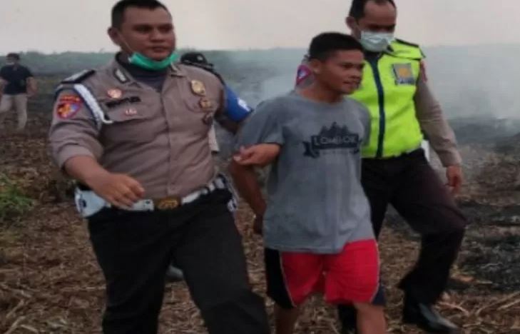 Anggota Polres Hulu Sungai Selatan mengamankan pelaku pembakar lahan saat berpatroli karhutla. (Foto: Antara/Firman)