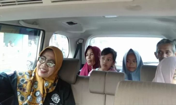 Tim SBMI Sukabumi bersama keluarga Dewi Puspita TKW asal Kampung Cijambe, Desa Sukaresmi, Kecamatan Cisaat, Kabupaten Sukabumi, Jawa Barat yang hilang selama sembilan tahun di Suriah saat akan menjemput kepulangan Dewi di Bandara Soekarno-Hatta Jakarta. (Foto: SBMI Sukabumi)