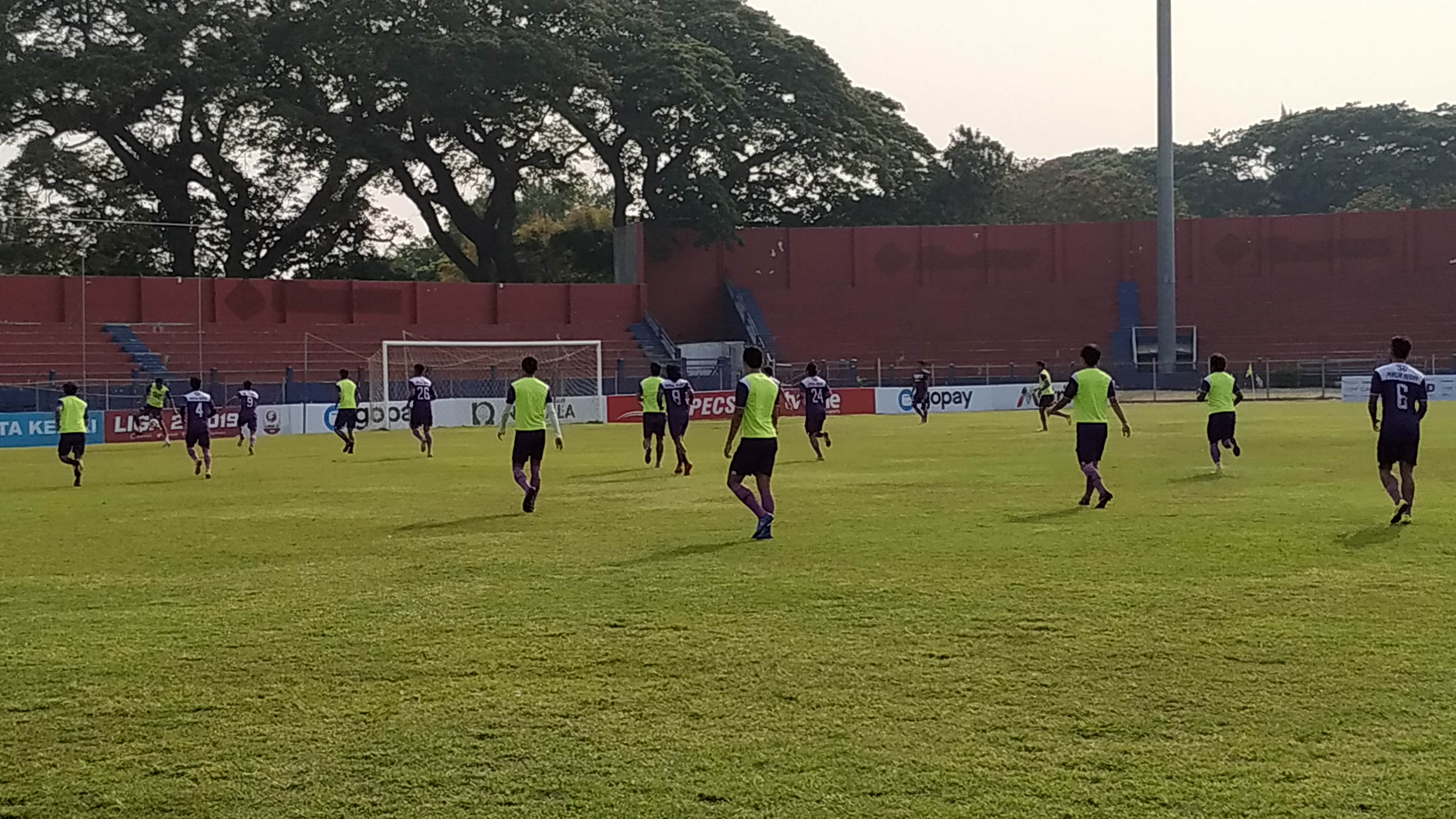 Jelang laga melawan Mitra Kukar , pemain Persik Kediri menggeber latihan di Stadion Brawijaya. (Foto: Fendi/ngopibareng.id)