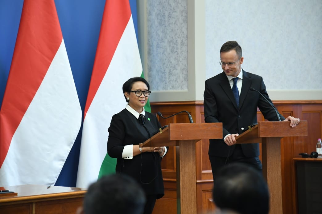 Menteri Luar Negeri Retno Marsudi dan Menteri Luar Negeri dan Perdagangan Hongaria, Péter Szijjártó. (Foto: kemenlu/ngopibareng.id) 