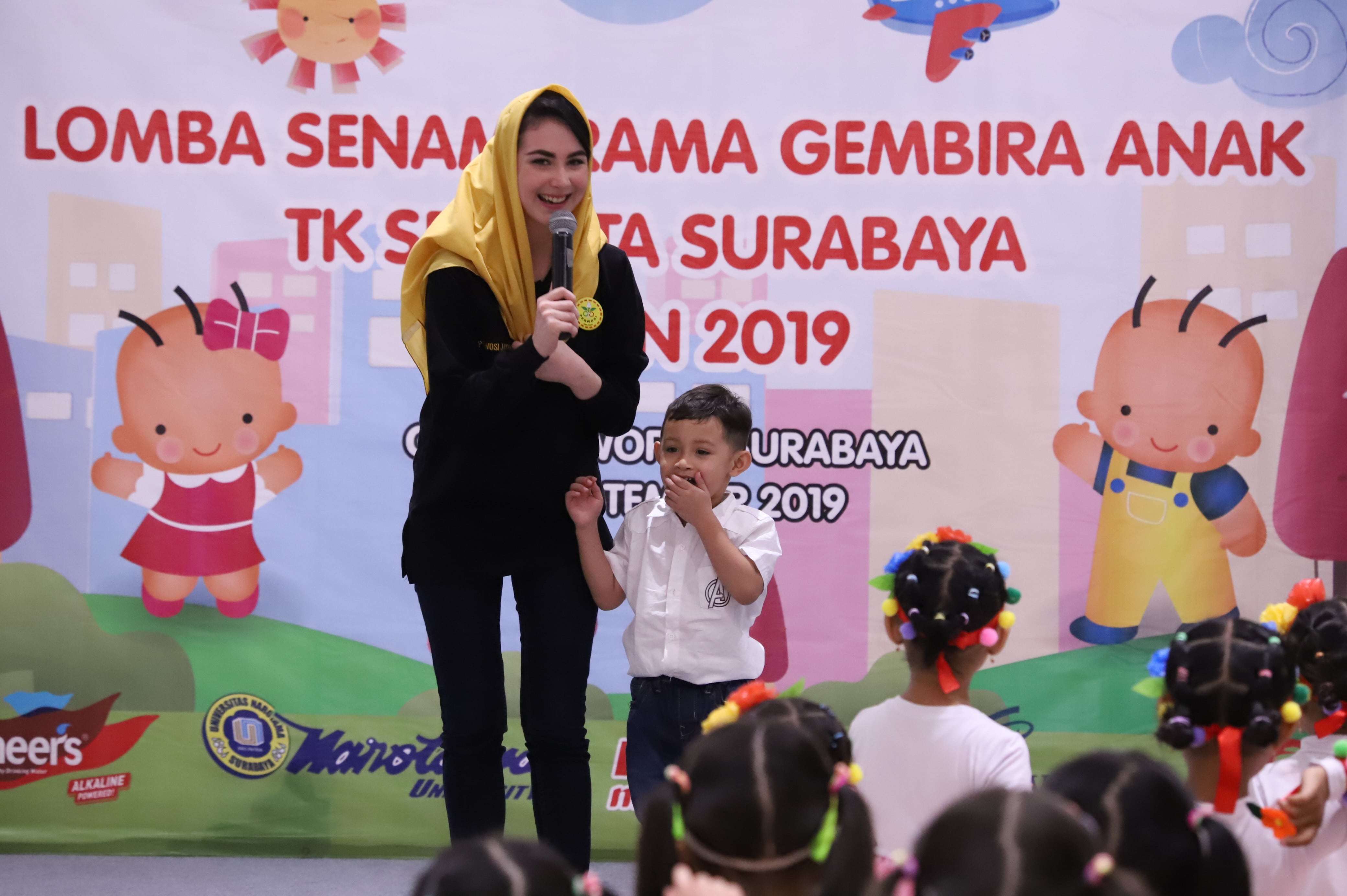 Ketua Pengurus Provinsi Persatuan Wanita Olahraga Seluruh Indonesia (Pengprov Perwosi) Jawa Timur, Arumi Bachsin, istri Wakil Gubernur Jawa Timur, Emil Dardak, saat membuka lomba senam irama anak TK se-Surabaya di Ciputra World. (Foto: Istimewa)