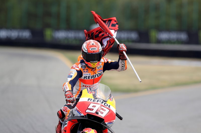 Nama pembalap Repsol Honda Marc Marquez diabadikan menjadi nama tikungan ke-10 Sirkuit Aragon, atau Marc Marquez Corner, pada 20 September 2019. (Foto: David Cerny/Reuters)