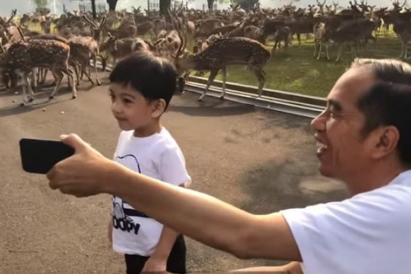 Presiden Joko Widodo (Jokowi) nge-vlog bareng cucunya, Jan Ethes Sri Narendra di Istana Kepresidenan Bogor. (Foto: YouTube/Twitter/Instagram Jokowi)