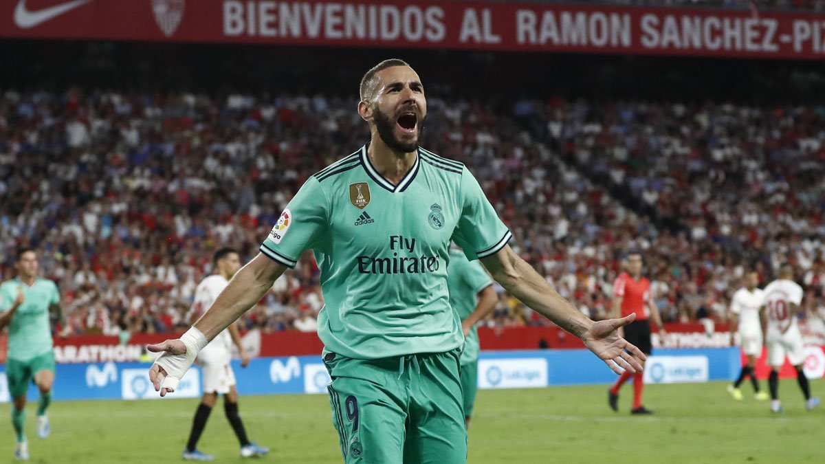 Karim Benzema merayakan golnya ke gawang Sevilla untuk membawa Los Blancos menang 1-0 di pekan kelima La Liga 2019-2020, Senin 23 September 2019 di Ramon Sanchez Pizjuan. (Foto: Twitter/@realmadrid)