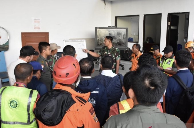 Tim SAR gabungan menerima arahan dari Komandan Lanud Yohanes Kapiyau Timika Letkol Penerbang Sugeng Sugiharto sebelum menuju lokasi kecelakaan pesawat Twin Otter PK-CDC di lereng pegunungan Distrik Hoeya, Kabupaten Mimika, Papua, Senin, 23 September 2019. (Foto: SAR Timika)