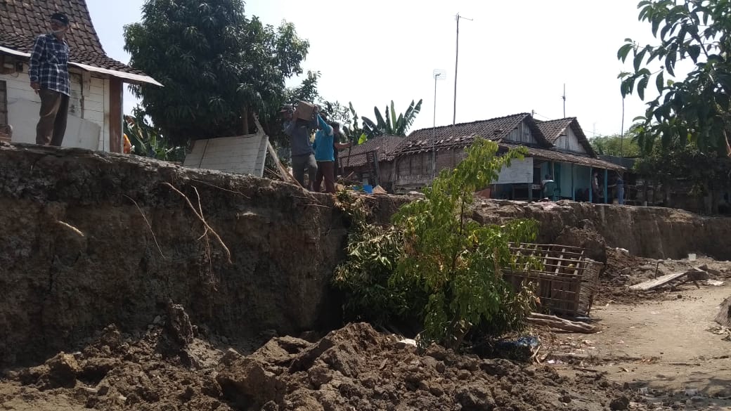 Kondisi Longsor di bantaran Sungai Bengawan Solo. (Foto: Nasih/ngopibareng.id)