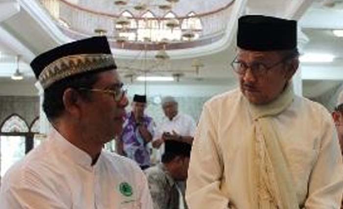 Parni Hadi (penulis) dan BJ Habibie. (Foto:Istimewa)