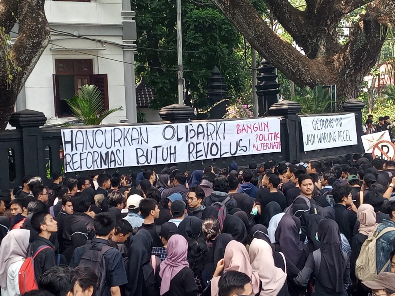 Ribuan mahasiswa yang tergabung dalam Front Rakyat Melawan Oligarki mendatangi DPRD Kota Malang, Senin, 23 September 2019. (Foto: Theo/ngopibareng.id)