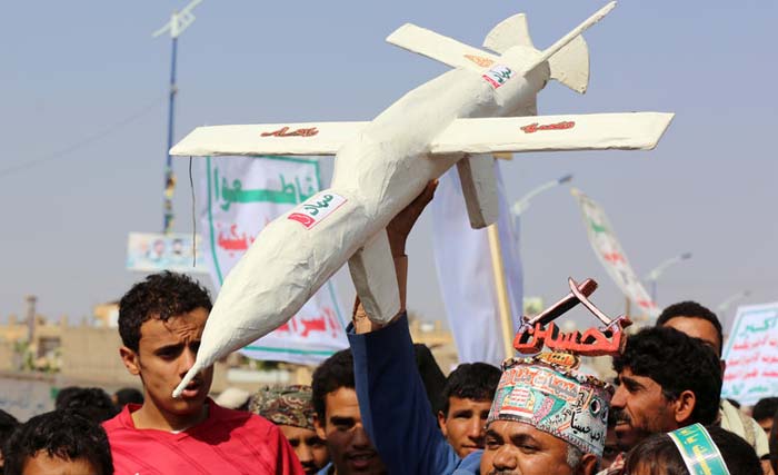 Para remaja Houthi mempertontonkan replika drone yang membakar ladang minyak Arab Saudi. (Foto:AFP)